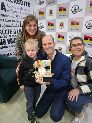 Alunos do CEIM Criança Feliz fazem visita pedagógica à Prefeitura de São Carlos